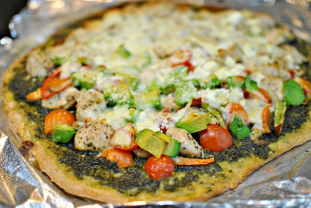 pesto pizza with chicken