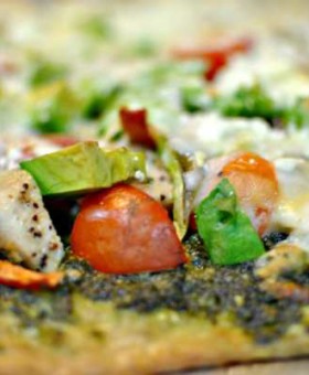 pesto pizza with chicken