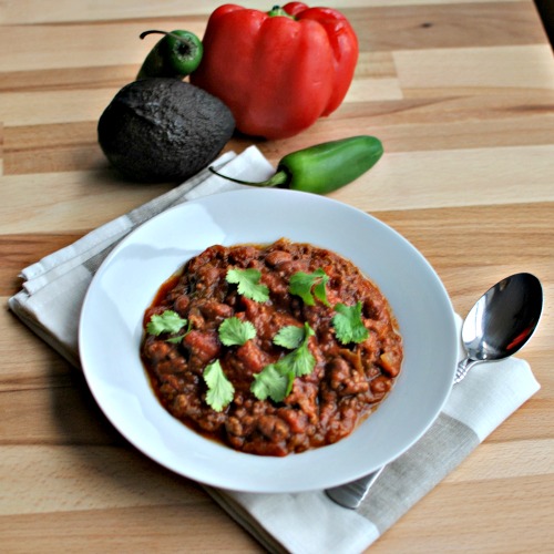 Spicy Saucy Slow Cooker Chili is a healthy recipe to warm you up on these chilly nights. Just throw all the ingredients in your slow cooker for 8 hours. | beckysbestbites.com