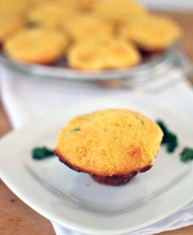 Jalapeno Cheddar Cornbread Mini Muffins are the perfect compliment to any of your cold weather favorite soups or chilis! Their mini size helps with portion control and the left-overs are perfect for a quick breakfast. | Becky's Best Bites