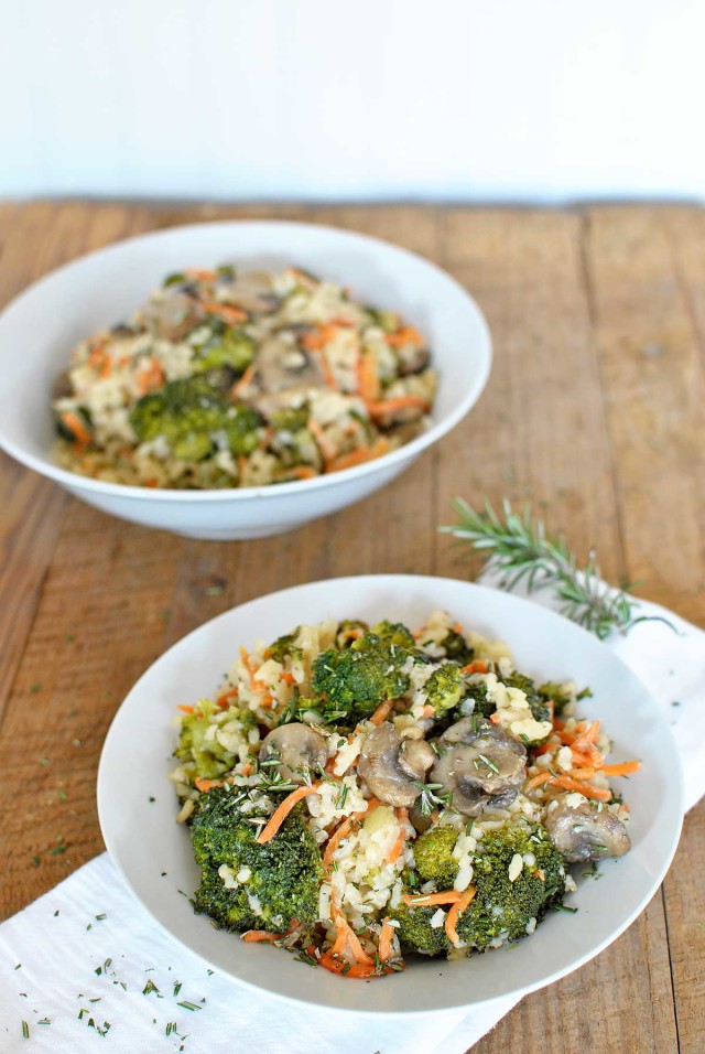 Rosemary Risotto with Mushrooms and Fresh Veggies is hearty and filling enough to stand alone as the main dish.  | @beckysbestbites