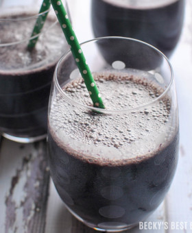 Keep those New Year's resolutions with a Berry Good Green Smoothie. Packed with kale, blueberries and raspberries, it is a superfood and antioxidant powerhouse recipe perfect for a healthy breakfast on just about any diet. | beckysbestbites.com