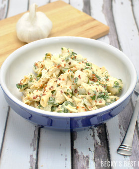 Skip the long waits at restaurants this weekend and make Creamy Garlic Spinach Chicken Pasta meal for your Valentine! This easy, healthy dinner recipe will melt their heart!! | beckysbestbites.com