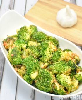 Roasted Sriracha Broccoli is a healthy side dish recipe bursting with flavor! Add this unique, easy & quick garlic and sriracha infused broccoli to jazz up any meal, especially weeknight meals that tend to get a bit redundant! | beckysbestbites.com