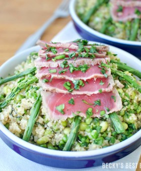 Spring Quinoa Risotto and Seared Ahi Tuna Bowls combine edamame, asparagus, sweet peas and arugula in a creamy rice dish topped with sushi quality, "thaw and serve” ahi tuna with a Garlic-Peppercorn Rub. #BBSuperFresh #Seafoodies #ad