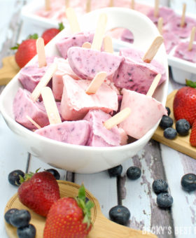 Mini Organic Frozen Yogurt Pops with Fresh Fruit is an easy healthy summer kid-friendly snack made with Annie's Organic Whole Milk Yogurt and organic fruit. #choosegood #annies #ad | beckysbestbites.com