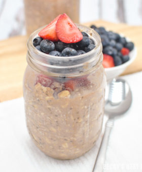 Berry Chocolate Protein Overnight Oats is a quick, easy & healthy breakfast recipe! Flexible, filling & portable, the options are endless for this on-the-go meal idea!! | beckysbestbites.com