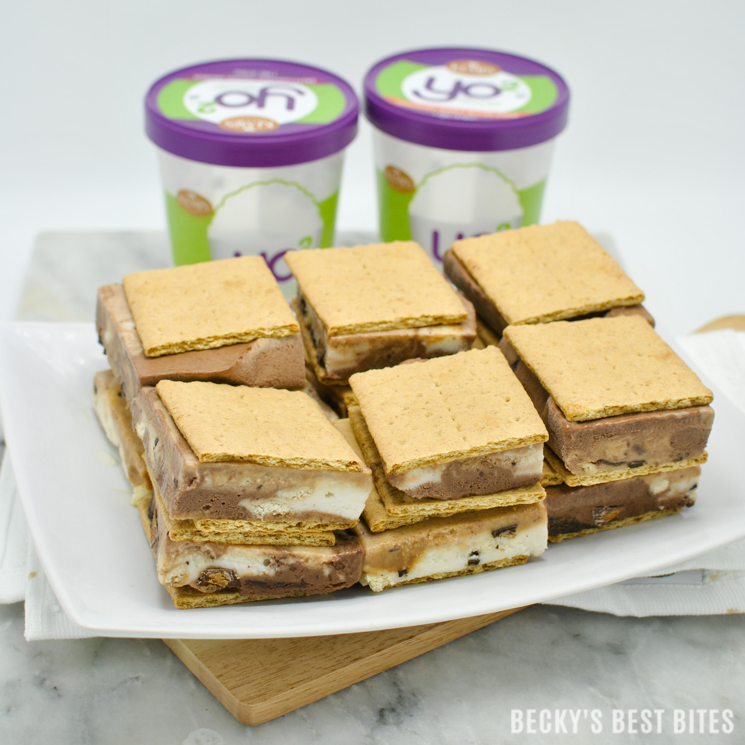 Kemps Yo² Frozen Yogurt Swirl Sandwiches are a fun and delicious way to indulge and treat yourself while not feeling guilty! Kemps Yo² has a clean label: NO high fructose corn syrup, NO artificial flavors, and NO artificial growth hormones! #ad #Yo2 #ItsTheCows | beckysbestbites.com