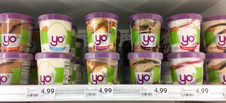 Kemps Yo² Frozen Yogurt Swirl Sandwiches are a fun and delicious way to indulge and treat yourself while not feeling guilty! Kemps Yo² has a clean label: NO high fructose corn syrup, NO artificial flavors, and NO artificial growth hormones! #ad #Yo2 #ItsTheCows | beckysbestbites.com