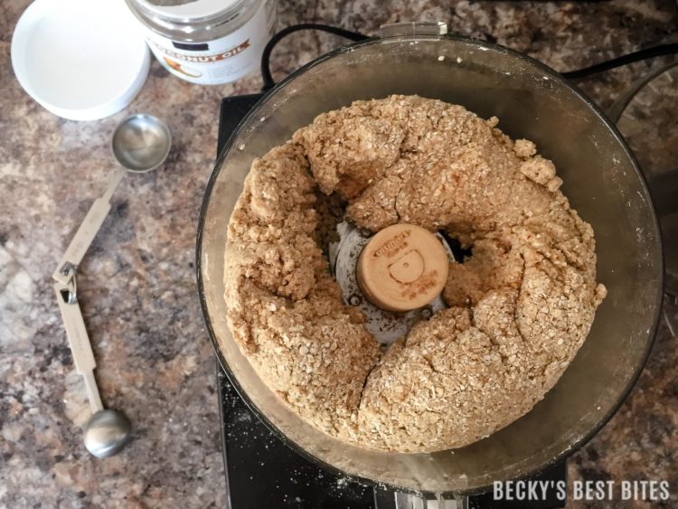 3 Ingredient Baby Teething Biscuits is a healthy and easy recipe for infants and toddlers. Oats, bananas and coconut oil combine with optional spices to make a yummy and cheaper alternative to commercial teether wafers. | beckysbestbites.com