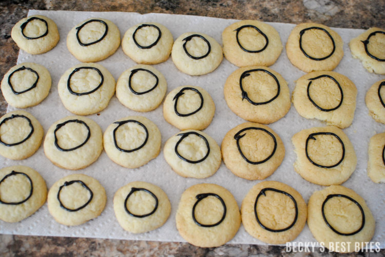 Easy Halloween Spider Cookies are a fun and festive treat made with Immaculate Baking Gluten Free Sugar Cookies. Let the kids help decorate as an entertaining after-school activity too! #ad #ImmaculateBaking | beckysbestbites.com