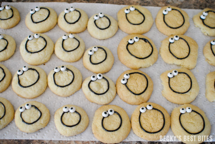 Easy Halloween Spider Cookies are a fun and festive treat made with Immaculate Baking Gluten Free Sugar Cookies. Let the kids help decorate as an entertaining after-school activity too! #ad #ImmaculateBaking | beckysbestbites.com