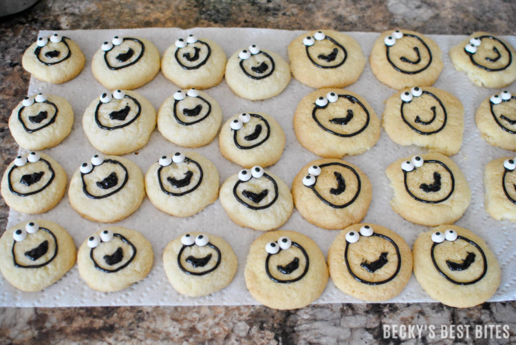 Easy Halloween Spider Cookies are a fun and festive treat made with Immaculate Baking Gluten Free Sugar Cookies. Let the kids help decorate as an entertaining after-school activity too! #ad #ImmaculateBaking | beckysbestbites.com