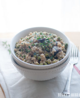 Sweet Pea & Mushroom Risotto is a surprisingly easy recipe that is ready in 30 minutes or less. Delicious as a vegetarian main dish or as a side dish along side of your favorite protein. Learn just how simple and yummy risotto is and win over your family or friends with this impressive dish! | beckysbestbites.com